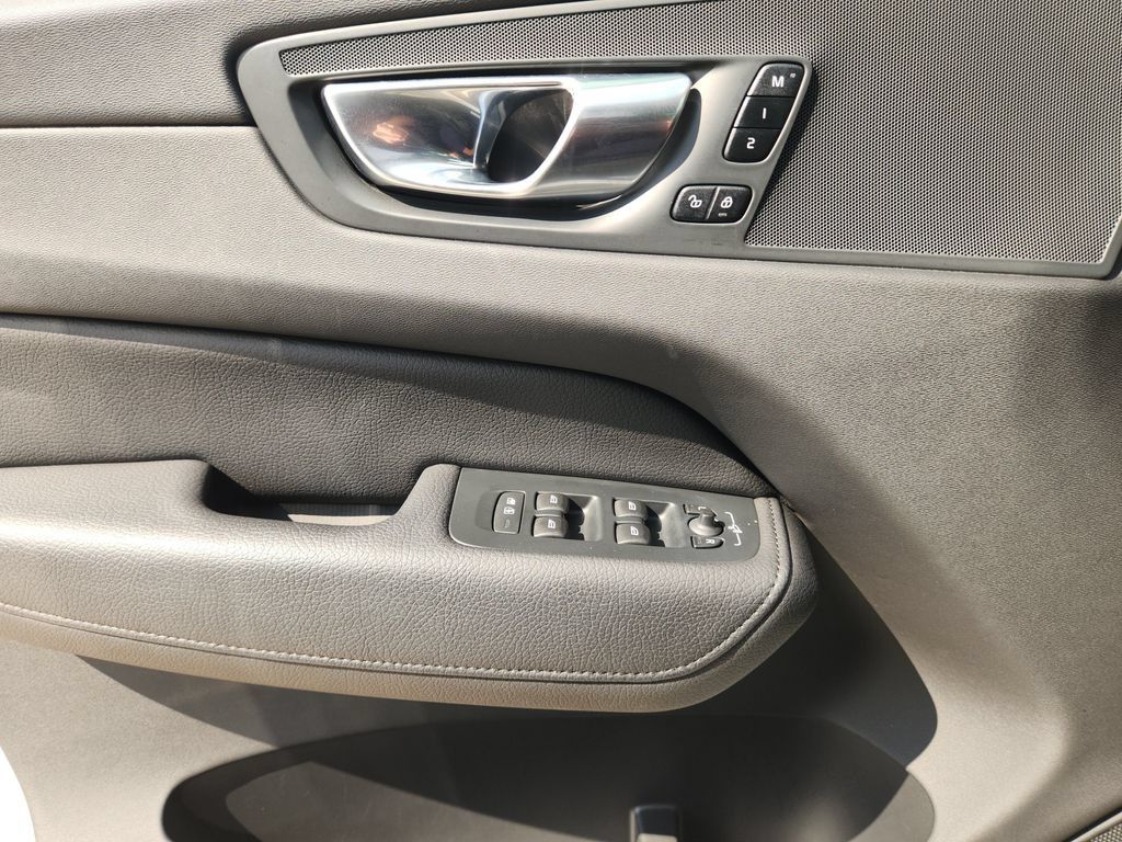 Used 2021 Volvo XC60 T5 Momentum w/ Premium Package FWD image 28