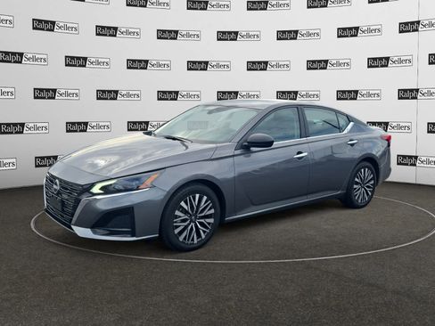Used 2025 Nissan Altima 2.5 SV FWD image 2