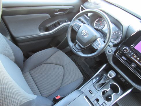 Used 2023 Toyota Highlander LE FWD image 30