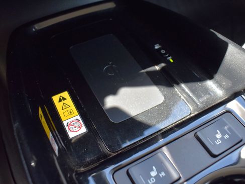 Used 2021 Toyota Prius XLE AWD/4WD image 23