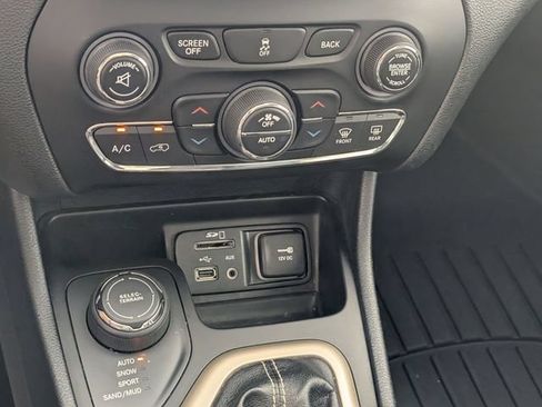 Used 2016 Jeep Cherokee Latitude w/ Comfort/Convenience Group AWD/4WD image 22
