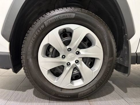 Used 2022 Toyota RAV4 LE AWD/4WD image 22
