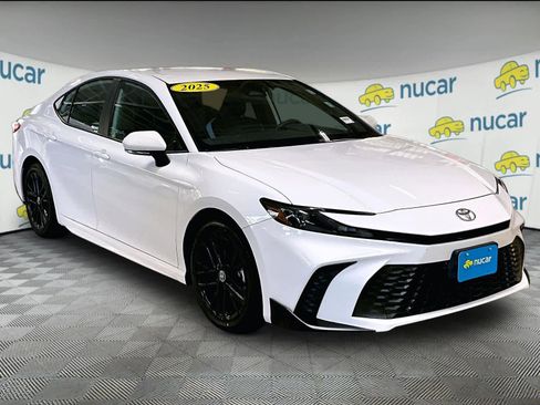 Used 2025 Toyota Camry SE image 1