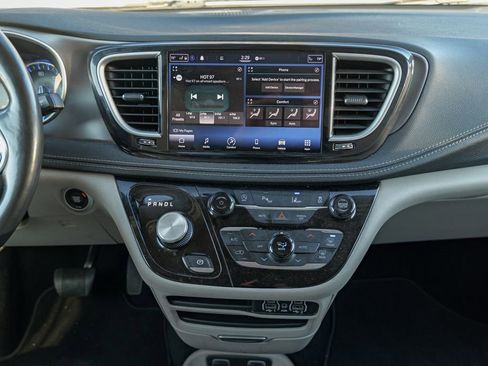 Used 2021 Chrysler Pacifica Touring-L image 38