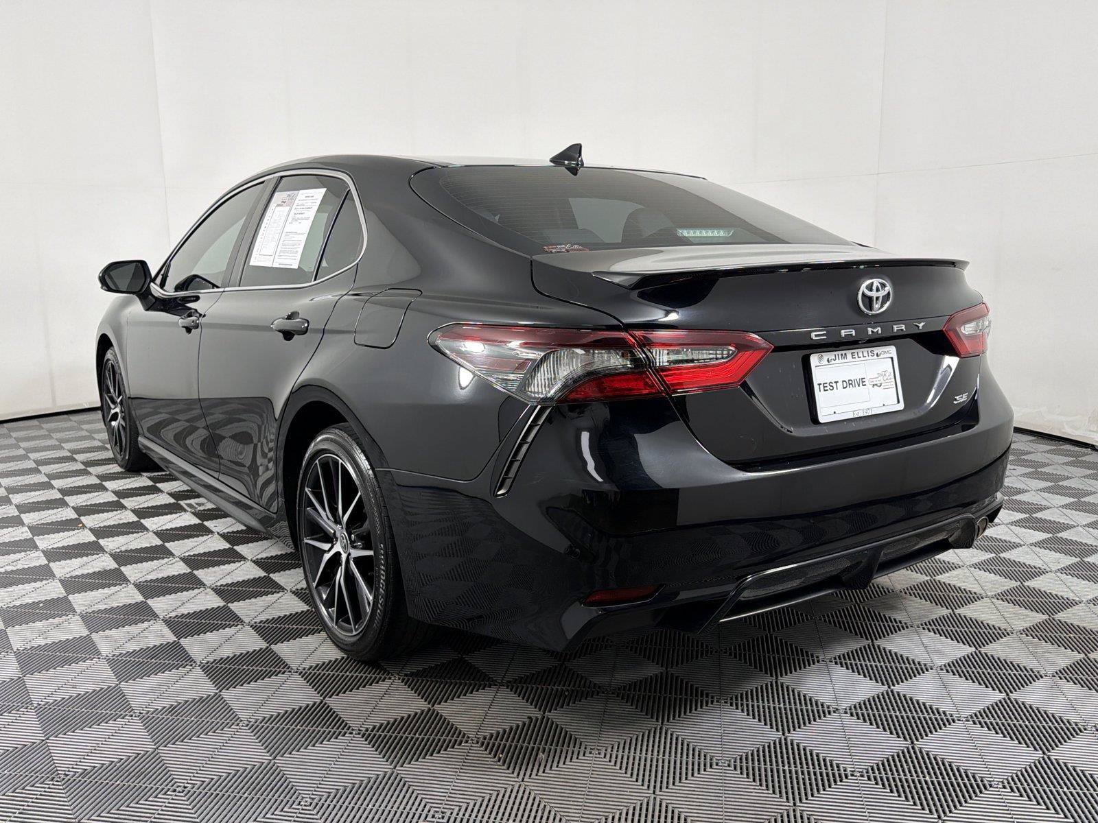 Used 2024 Toyota Camry SE FWD image 4