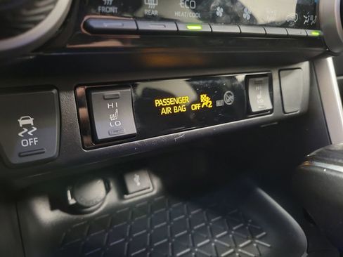 Used 2021 Toyota RAV4 SE image 15