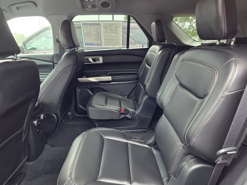 Used 2022 Ford Explorer XLT w/ Equipment Group 202A AWD/4WD image 11