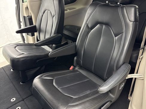 Used 2023 Chrysler Pacifica Touring-L FWD image 28
