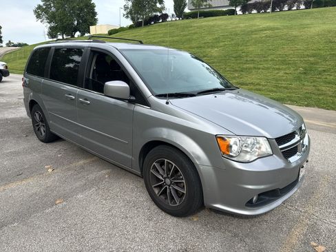 Used 2017 Dodge Grand Caravan SXT FWD image 7