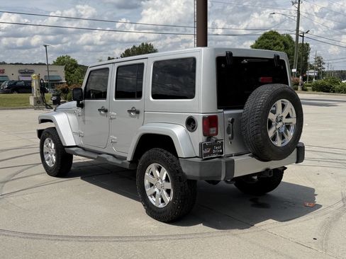 Used 2012 Jeep Wrangler Unlimited Sahara w/ Connectivity Group AWD/4WD image 16