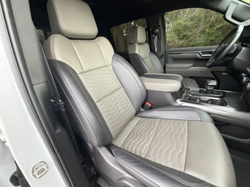 Used 2024 Chevrolet Silverado 1500 ZR2 image 17