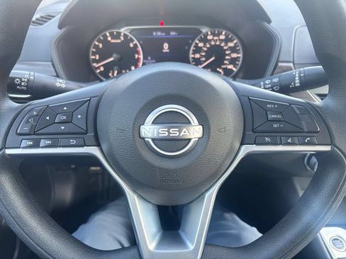 Used 2025 Nissan Altima 2.5 SV FWD image 29