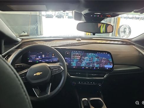 Used 2025 Chevrolet Equinox EV LT FWD image 12