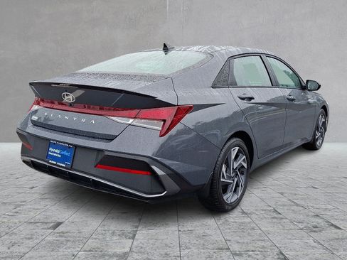 Certified 2025 Hyundai Elantra Sport FWD image 4