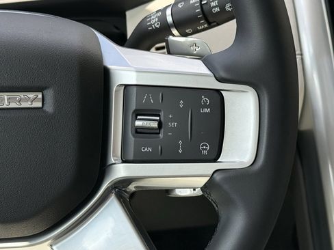 Certified 2025 Land Rover Discovery S image 18