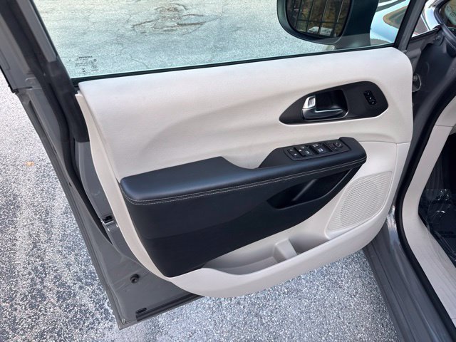 Used 2023 Chrysler Pacifica Touring-L FWD image 49