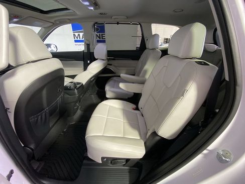 Used 2024 Kia Telluride EX w/ EX Captain's Chair Package FWD image 31