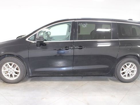 Used 2024 Chrysler Pacifica Touring-L image 6