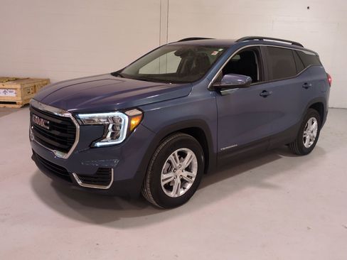 Used 2024 GMC Terrain SLE w/ Driver Convenience Package FWD image 7