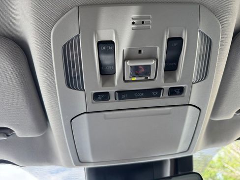 Used 2021 Toyota Highlander XLE AWD/4WD image 29
