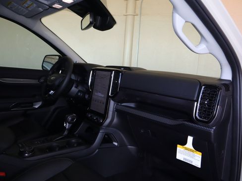 Used 2025 Ford Ranger Lariat w/ FX4 Off-Road Package image 40