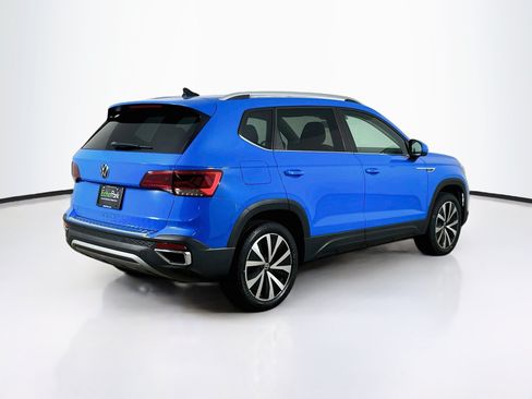 Used 2023 Volkswagen Taos SE w/ Panoramic Sunroof Package FWD image 9