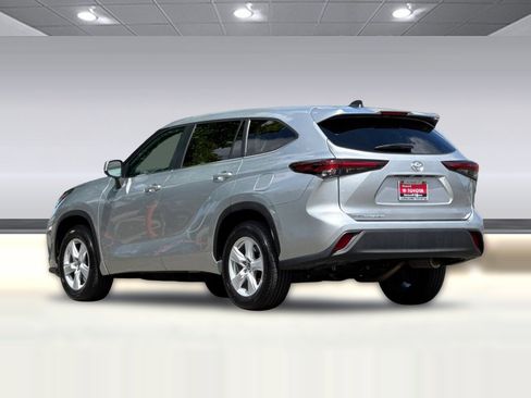 Used 2025 Toyota Highlander LE FWD image 7