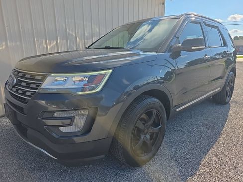 Used 2017 Ford Explorer XLT w/ Equipment Group 202A AWD/4WD image 11