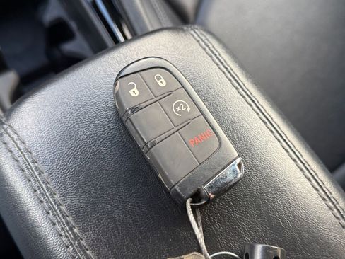 Used 2025 Jeep Compass Limited image 21