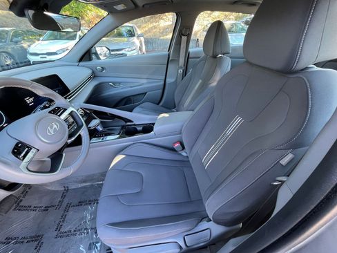 Used 2025 Hyundai Elantra SEL image 27