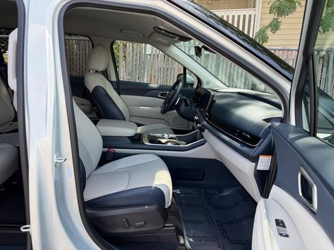 Used 2025 Kia Carnival EX FWD image 24