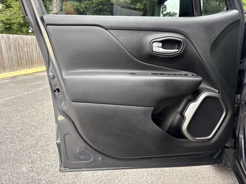 Used 2023 Jeep Renegade Latitude AWD/4WD image 12