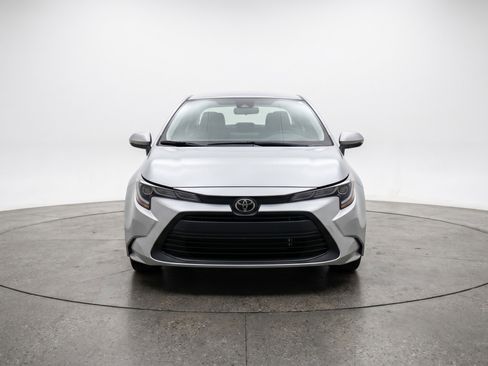 Used 2025 Toyota Corolla LE FWD image 2