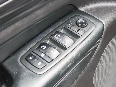 Used 2019 Jeep Grand Cherokee Laredo w/ Laredo X Package image 43