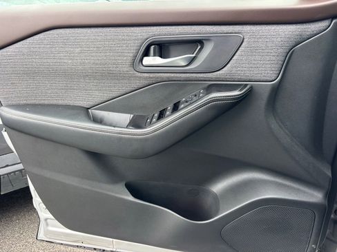 Used 2023 Nissan Rogue SV FWD image 7