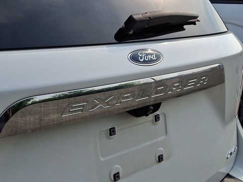 Used 2021 Ford Explorer XLT w/ Equipment Group 202A AWD/4WD image 10