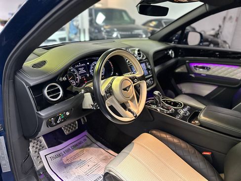 Used 2018 Bentley Bentayga image 19