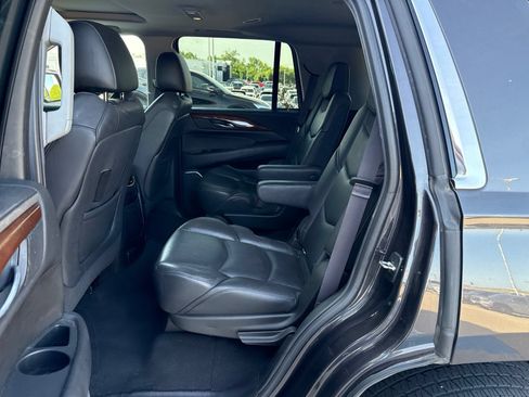 Used 2017 Cadillac Escalade Luxury RWD image 10