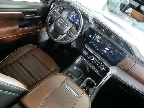 Used 2024 GMC Sierra 2500 Denali Ultimate AWD/4WD image 9