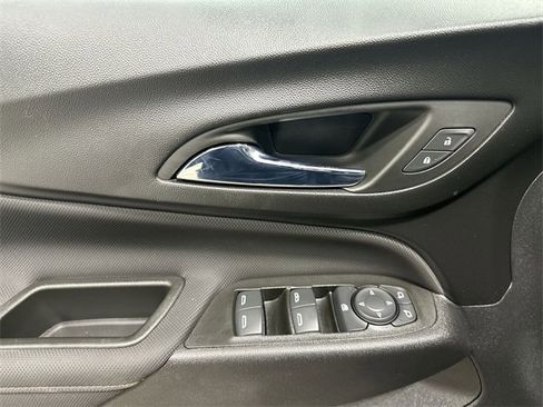 Used 2022 Chevrolet Equinox RS w/ Infotainment Package image 17