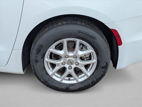 Used 2022 Chrysler Pacifica Touring-L image 9