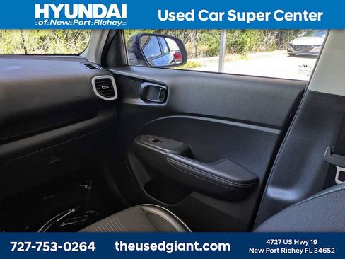 Certified 2022 Hyundai Venue Limited FWD image 17