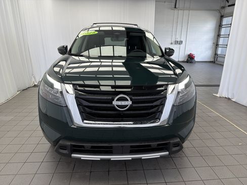 Used 2025 Nissan Pathfinder SL FWD image 2