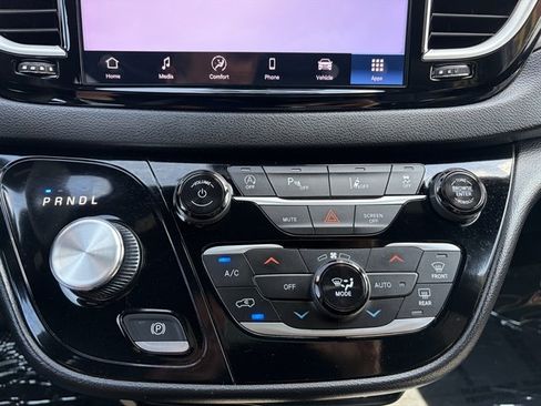 Used 2025 Chrysler Pacifica Select FWD image 36