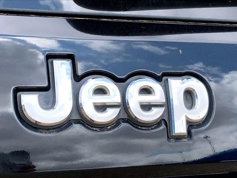 Used 2018 Jeep Grand Cherokee Laredo RWD image 31
