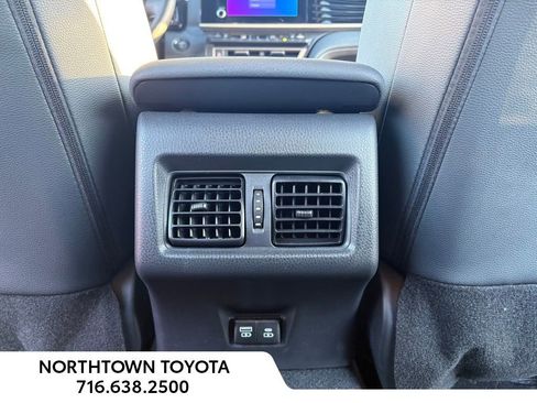 Used 2025 Toyota Camry SE w/ Convenience Package image 20