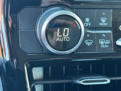 Used 2021 Toyota Highlander LE AWD/4WD image 33