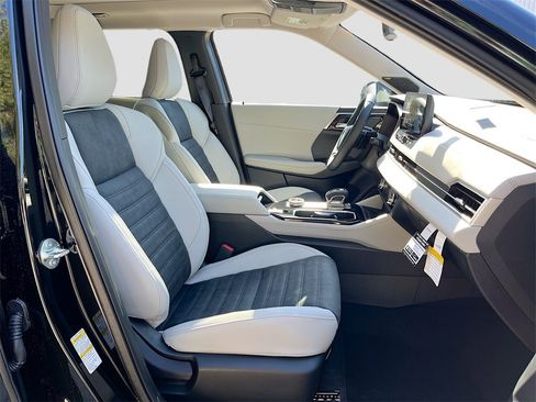 New 2025 Mitsubishi Outlander SE image 30