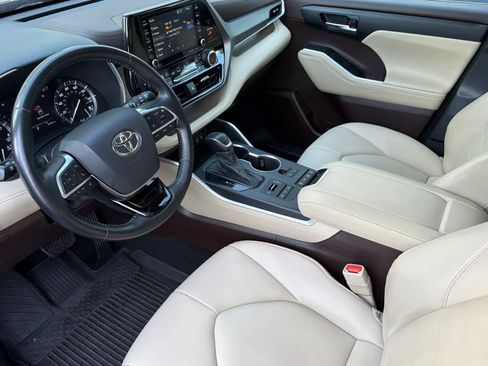 Used 2021 Toyota Highlander XLE AWD/4WD image 13