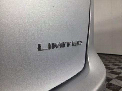 Certified 2024 Chrysler Pacifica Limited image 30